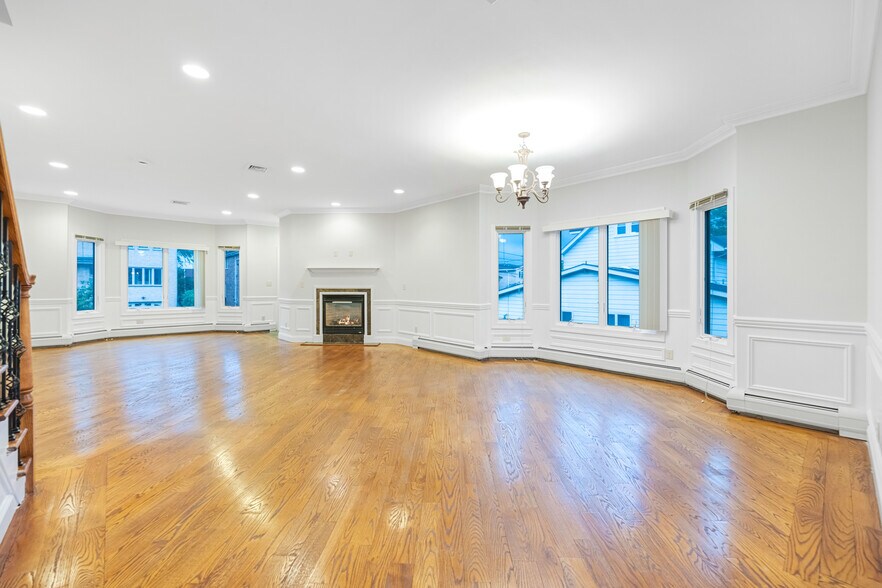 Building Photo - 258 4th St