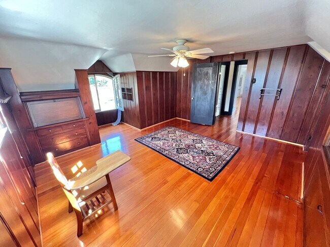 Building Photo - Historic Bluff Park 1BD Retreat | Top Floor Vintage Gem