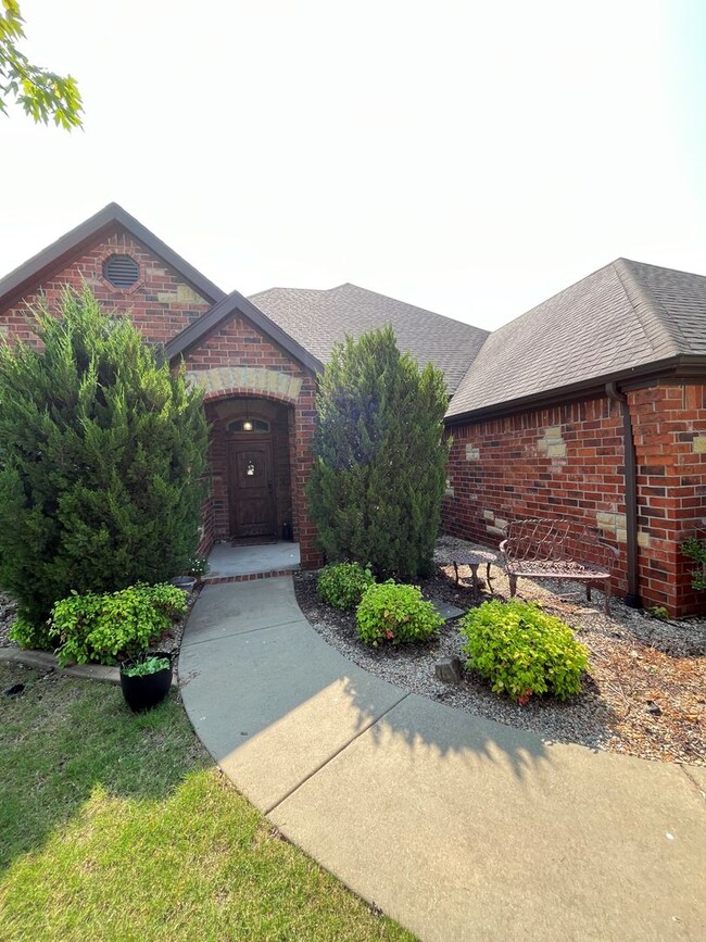 Building Photo - 4 bedroom 3 bath home in desirable Bentonv...