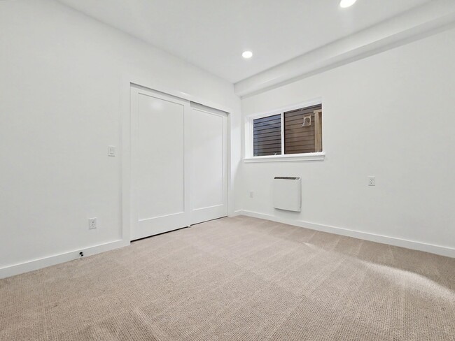 Building Photo - AVAILABLE NOW! Bright and Modern Home with High Ceilings and Premium Upgrades in the Columbia Cit...