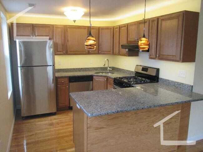 Building Photo - Nicely renovated 3 bed in Brookline Village!