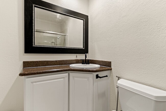 Building Photo - Pleasanton 2BD Townhouse w/ Granite Kitchen, Plank Floors, Community Amenities & Top Schools