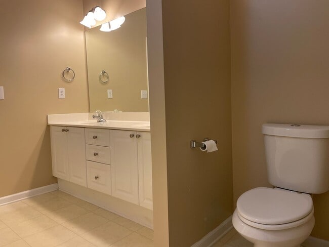 Building Photo - Town Home For Rent