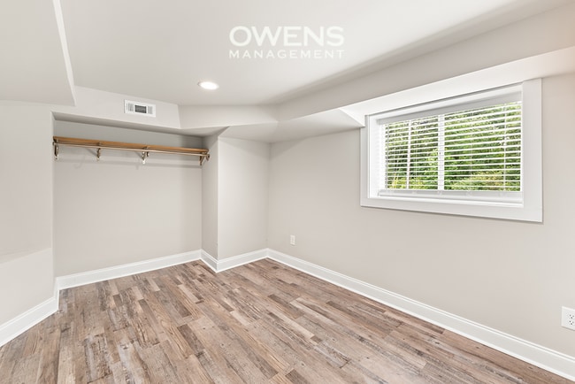 Building Photo - Downtown Gainesville Living Available Imme...