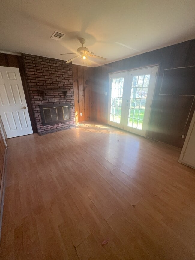 Building Photo - 905 Raymond Rd