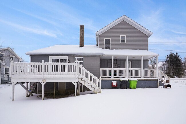 Building Photo - 501 Main St