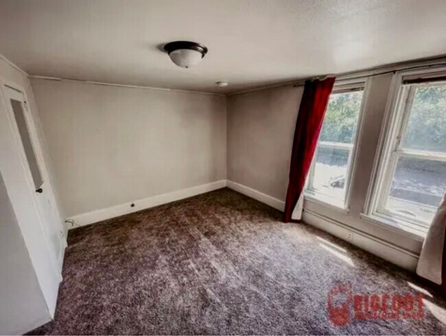 Building Photo - 408 E Porter St