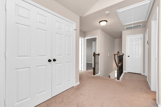 Building Photo - 5635 Round Robin Dr