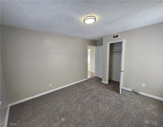 Building Photo - 2450 Greenvale Rd