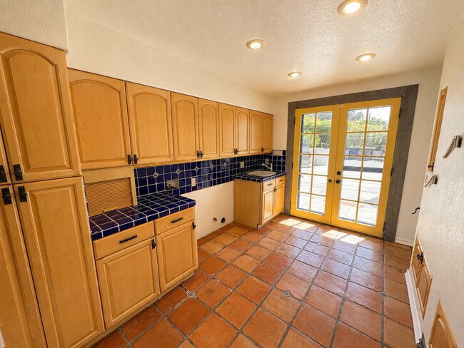 Building Photo - 352 Glen Ellen Dr