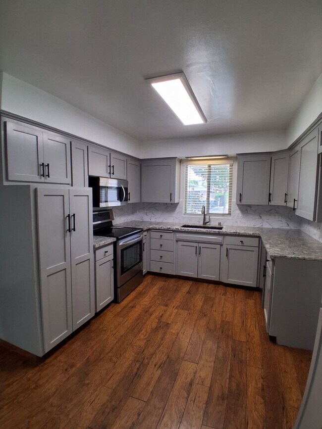 Building Photo - Updated Single-Story 3BR Home with Spacious Living Areas & Convenient Location!