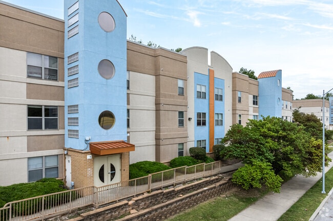 Building Photo - Parkway Apartments