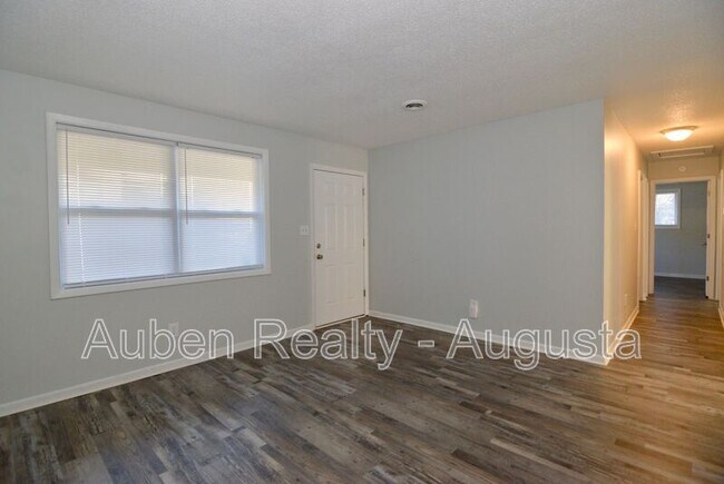 Building Photo - 524 Laverne Ave