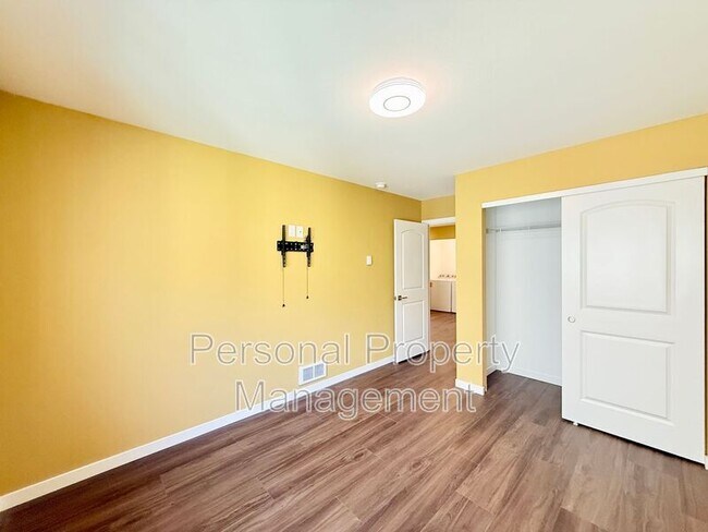 Building Photo - 5711 NE 74th Ct