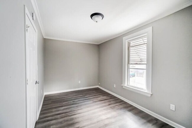 Building Photo - Updated 3 Bed 1 Bath in Price Hill!