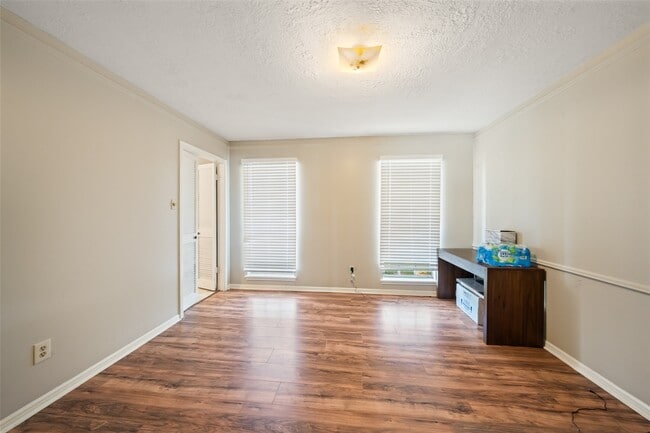 Building Photo - 715 Marne Ln