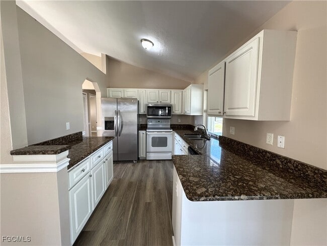 Building Photo - 2520 SW 11th Pl