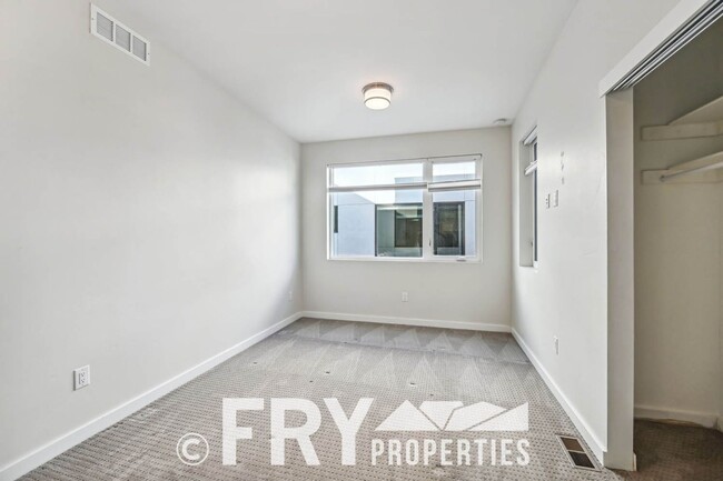 Building Photo - Contemporary Townhome on Tennyson