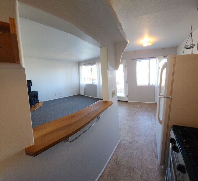 Building Photo - Quaint 2 bedroom 1 bath in quiet neighborhood