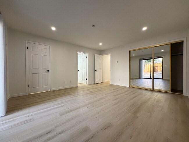 Building Photo - Newly Renovated 2BR/2BA First-Floor Condo ...