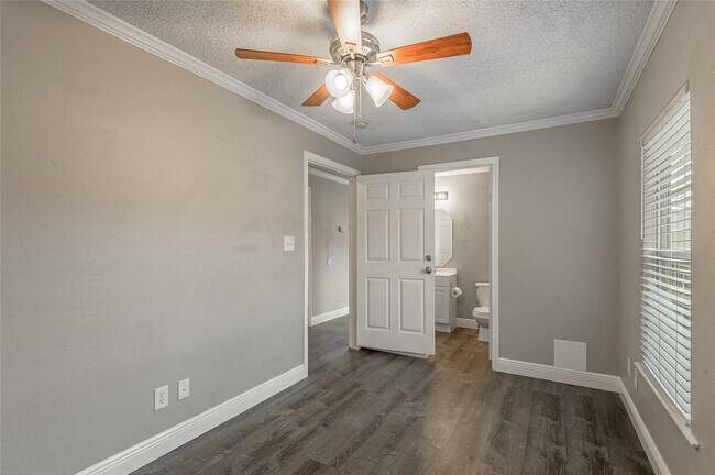 Building Photo - 164 Varsity Dr