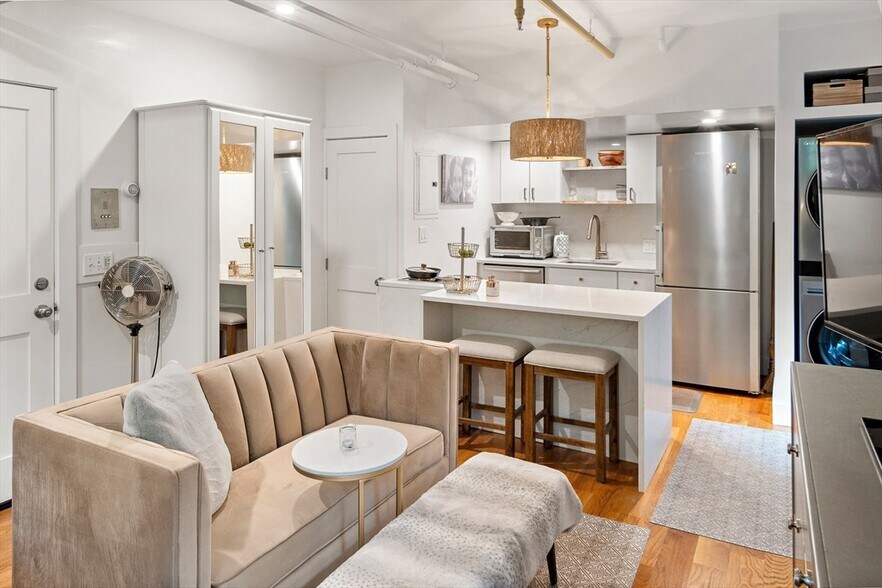 Building Photo - 364 Marlborough St