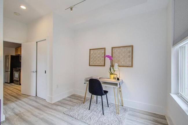 Building Photo - Marvelous Modern Mt Vernon One-Bedroom! - ...