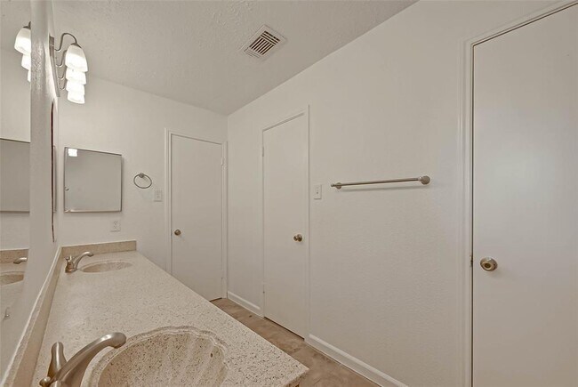 Building Photo - 16822 Rippling Mill Dr