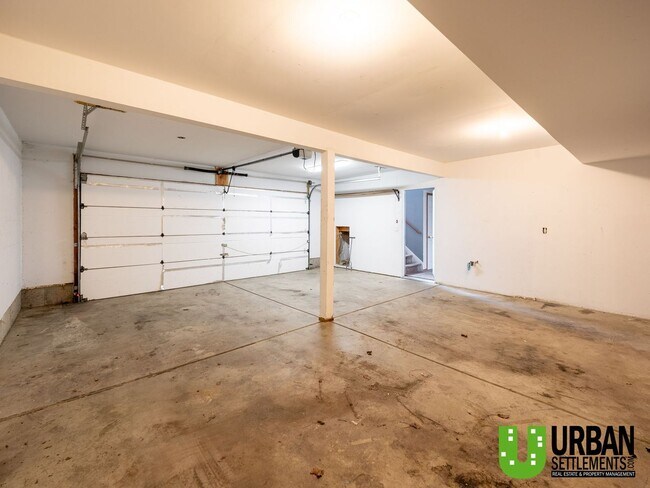 Building Photo - West Hills Gem – Space, Style & Prime Location!