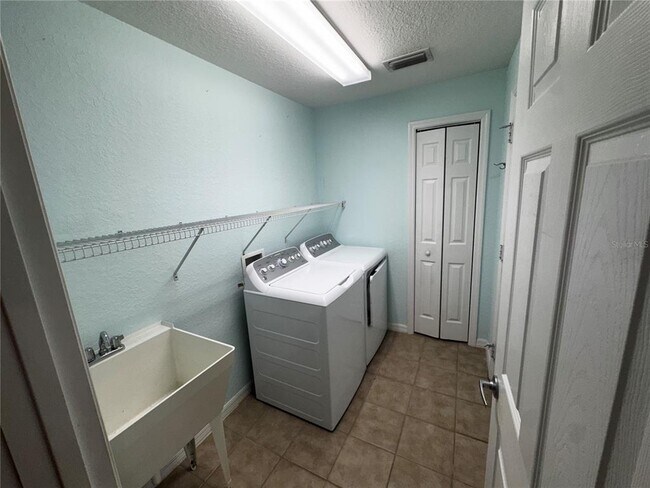 Building Photo - 10156 Mainsail Dr