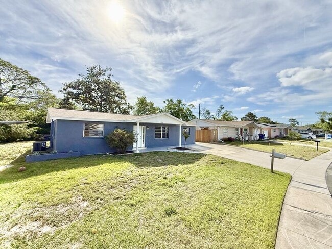 Building Photo - 1300 Classic Dr