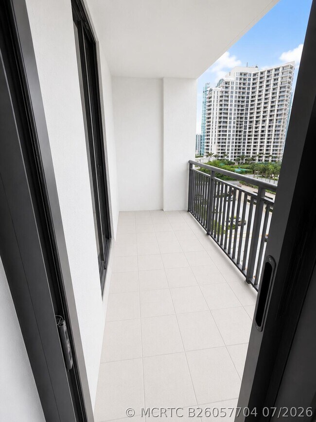 Building Photo - 540 Brickell Key Dr