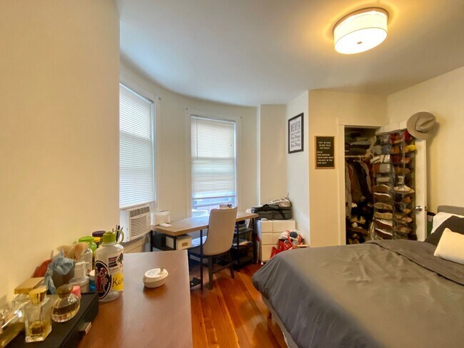 Building Photo - Nicely renovated 2 bed in Brookline.