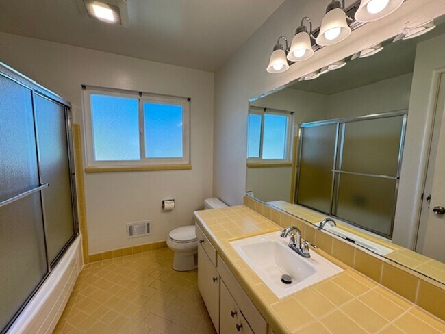 Building Photo - Wonderful single level home in Orinda-available for move-in now!