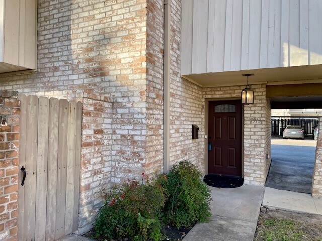 Building Photo - 1913 Stoney Brook Dr