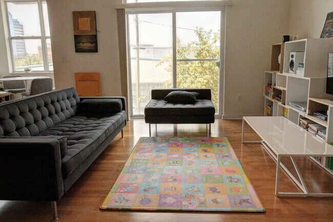 Building Photo - Gorgeous Downtown Durham 2bd/2ba Condo
