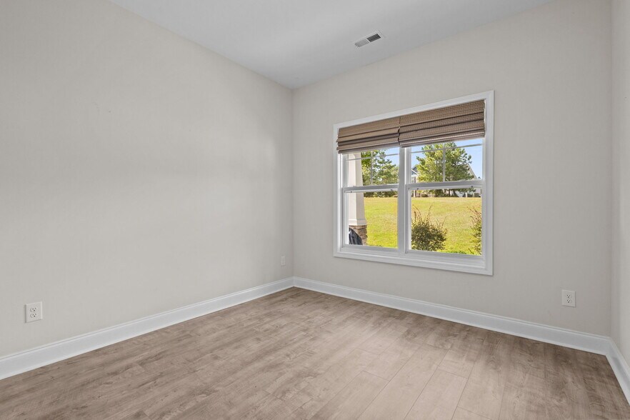 Building Photo - 120 Pinelands Vis