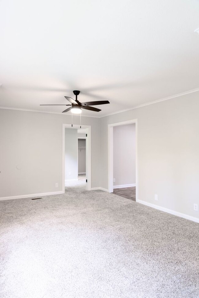 Building Photo - Charming Three Bedroom Home with Natural P...