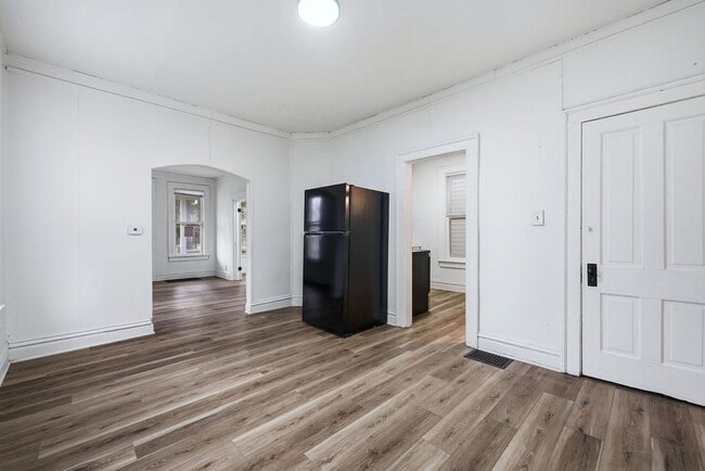 Building Photo - Cozy 3BR with Covered Front Porch