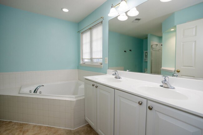 Building Photo - Spacious & Bright Home in Parks of Piedmon...