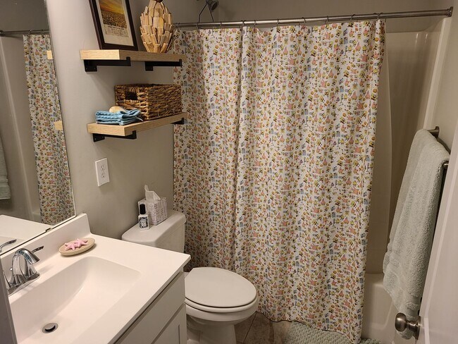 Building Photo - 3 Bed, 2.5 Bath home in Hampstead