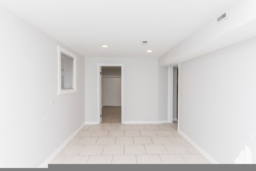 Building Photo - 1944 N Bissell St