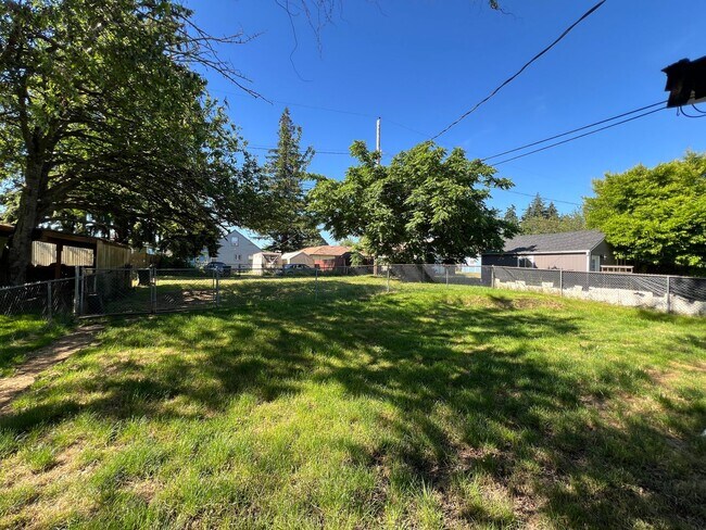 Building Photo - Charming Immaculate Three Bedroom Rambler in Tacoma