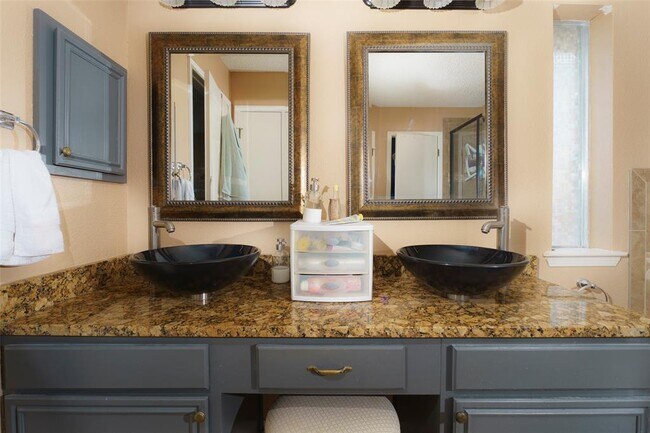 Building Photo - 6700 Carisbrooke Ln