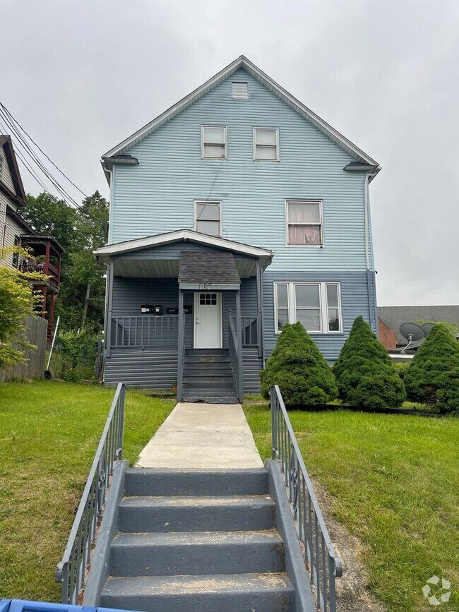 Building Photo - Spacious 4-bedroom, 1-bathroom first-Floor...