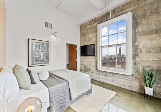 Building Photo - 1BR/1BA PENTHOUSE! Enormous Private Roof D...