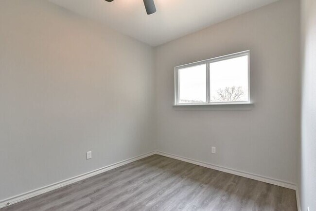 Building Photo - $1650! Fort Worth Duplex NOW LEASING for a July Move-In!