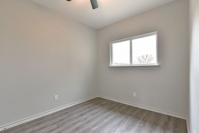 Building Photo - Fort Worth Duplex NOW LEASING for a June M...