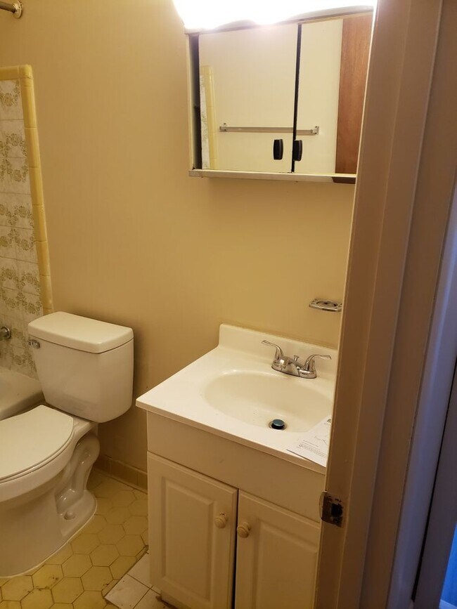 Building Photo - 2865 A Glenhills Cir