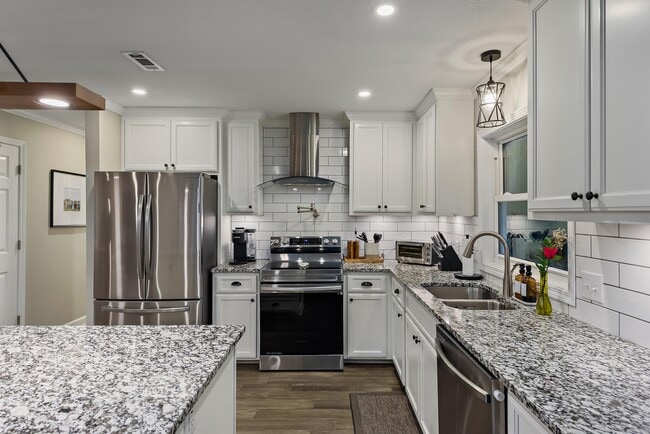 Building Photo - 112 Magnolia Cir